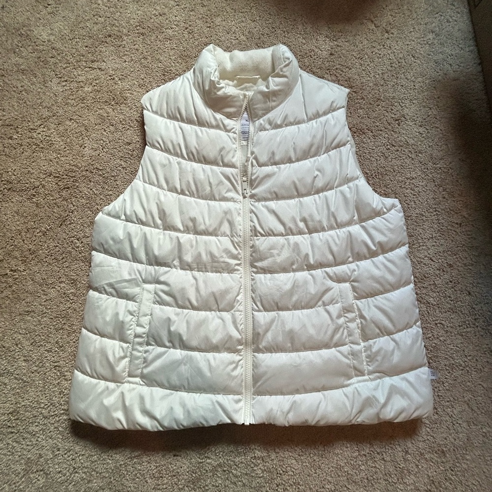 GAP Women's Cream Puffer Vest - size XL